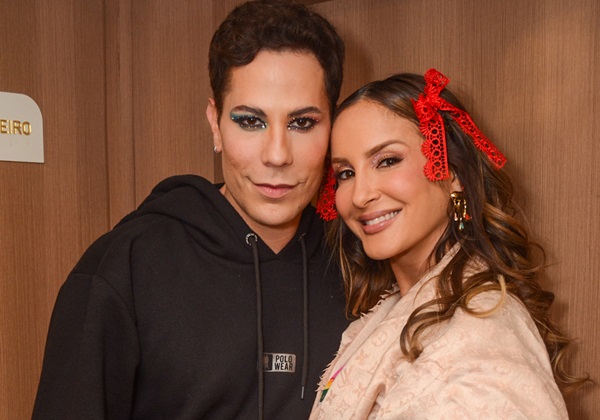 Após participar de show de Joelma, Christian Chávez, do RBD, posa ao lado de Claudia Leitte