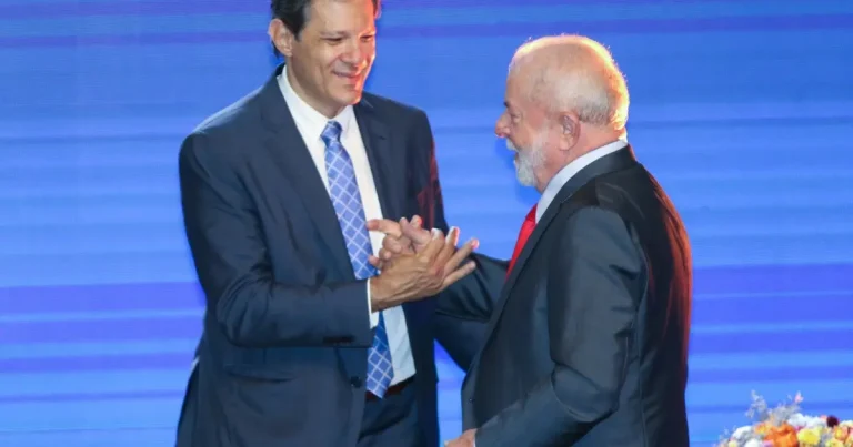 Lula recebe Haddad fora da agenda para discutir “MP do fim do mundo”