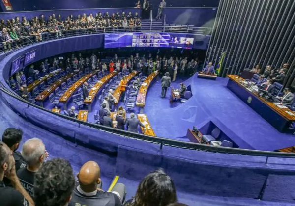 Senado aprova bolsa para apoiar permanência de alunos em universidades