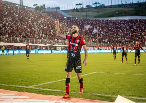 Vitória estende contrato de zagueiro Wagner Leonardo até 2028