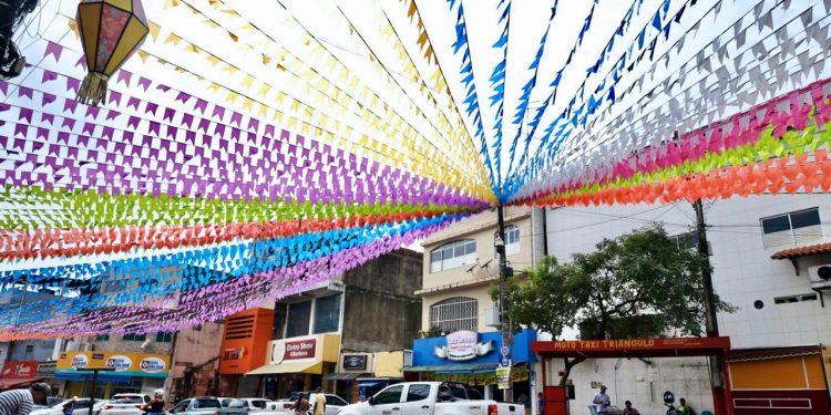 Decoração junina começa a transformar as ruas de Candeias