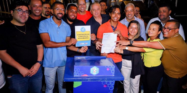 Moradores da Nova Brasília celebram assinatura da ordem de serviço para construção de complexo após 30 anos de espera