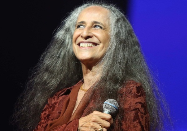 Bethânia recebe título de doutora Honoris Causa de universidade
