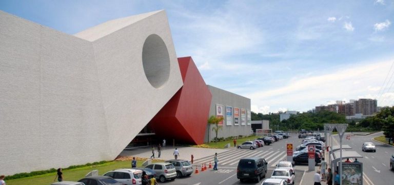 Homem passa noite escondido em teto para furtar joalheria de Shopping em Salvador