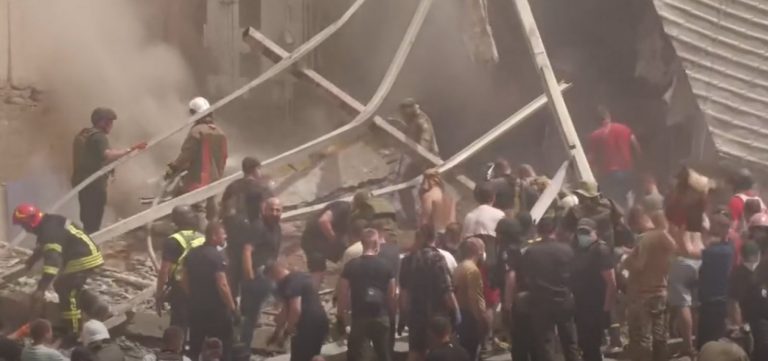 Ataque russo deixa, ao menos, 20 mortos em hospital em Kiev