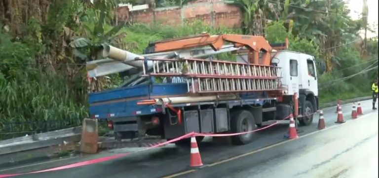 Carro derruba poste em Cajazeiras 5 e deixa via parcialmente interditada