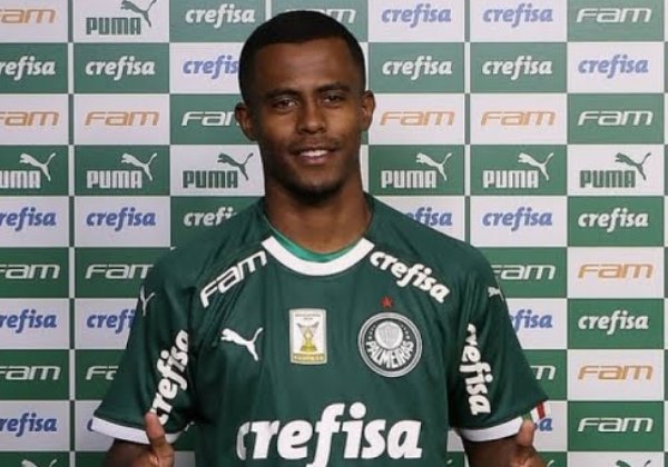 Vitória fecha contratação do atacante Carlos Eduardo, diz site