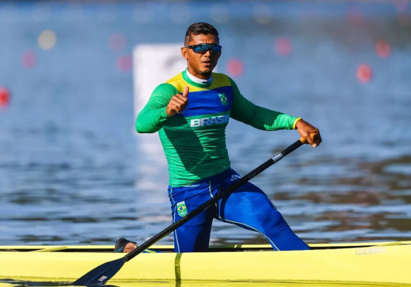 Isaquias Queiroz será o porta-bandeira do Brasil nas Olimpíadas de Paris 2024