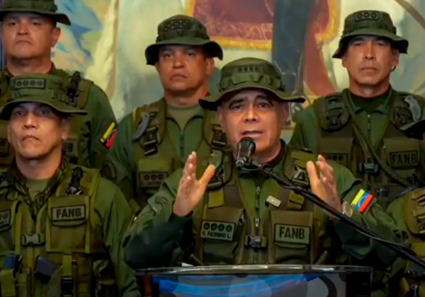 Chefe das Forças Armadas denuncia ‘golpe’ e reafirma lealdade a Maduro