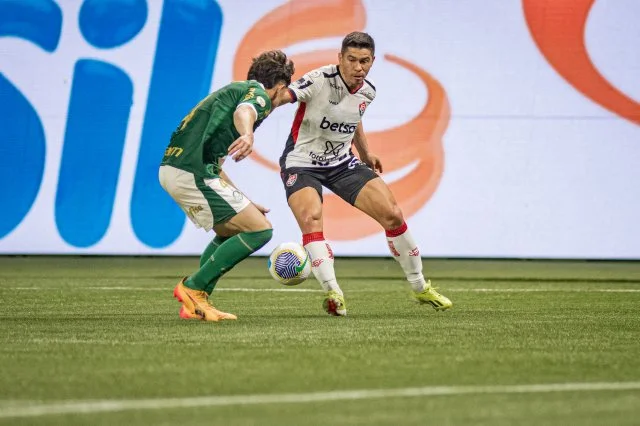 Vitória bate Palmeiras, quebra invencibilidade do Verdão e deixa Z-4
