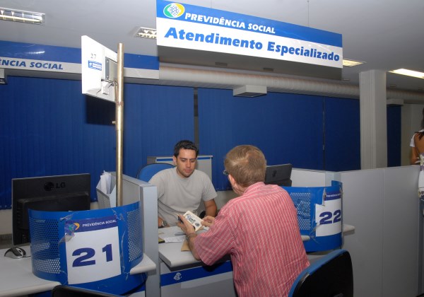 Servidores do INSS entram em greve por tempo indeterminado a partir desta terça (16)