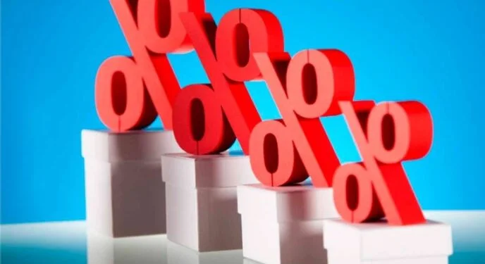 Juros do cartão de crédito sobem e atingem quase 430% ao ano