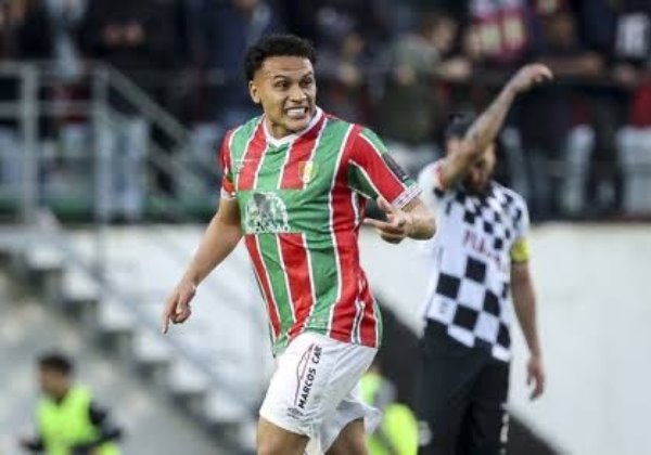 Vitória contrata atacante Léo Jabá