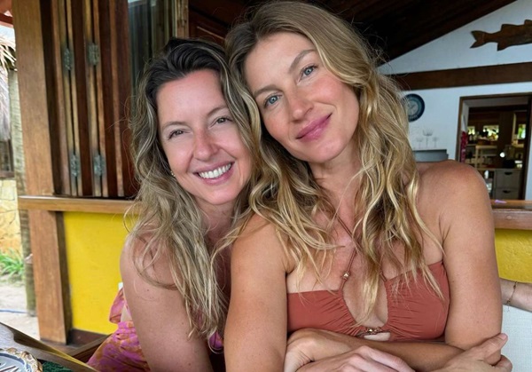 Gisele Bündchen celebra aniversário com irmã gêmea em praia da Bahia