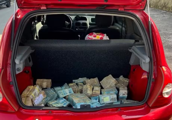Polícia encontra cerca de R$ 1 milhão em porta-malas de carro abandonado