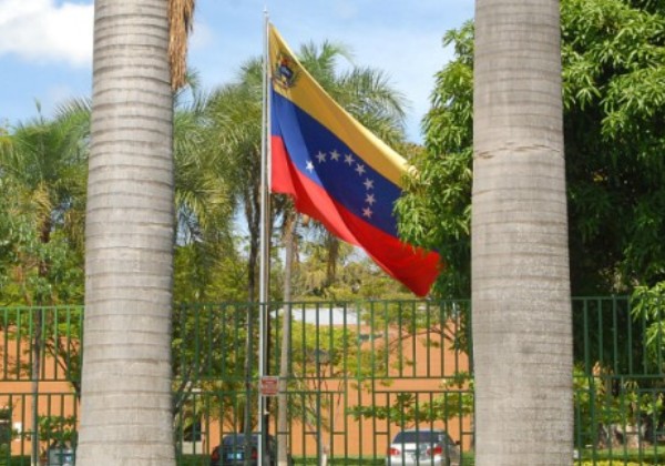 Venezuela fecha fronteiras e bloqueia avião com ex-presidentes que observariam eleições