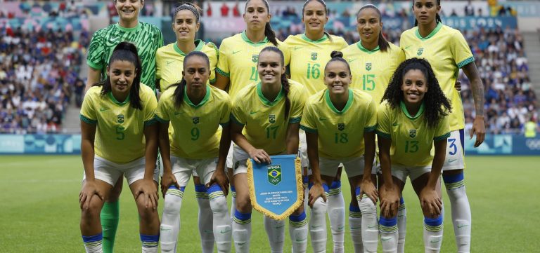 Após tensão nos últimos minutos, Brasil vence França e vai disputar semifinal no futebol feminino