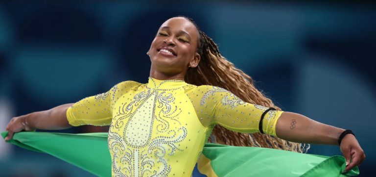 É ouro! Rebeca Andrade brilha no solo e se torna a maior medalhista olímpica brasileira
