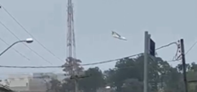 Avião bimotor cai em Vinhedo e mobiliza Corpo de Bombeiros