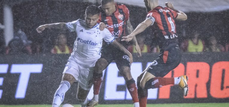 Vitória abre 2 a 0 com golaço de Alerrandro, mas cede empate ao Cruzeiro em pleno Barradão