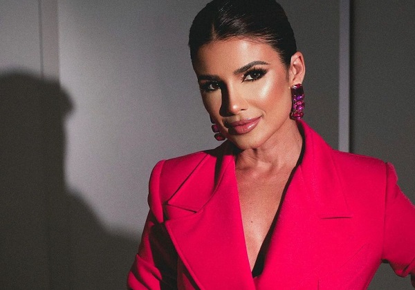 Em aniversário de 40 anos, Paula Fernandes posa de fio dental; veja fotos