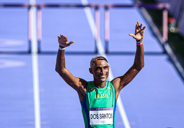 Alison dos Santos estreia nos 400m com barreiras e avança para as semifinais