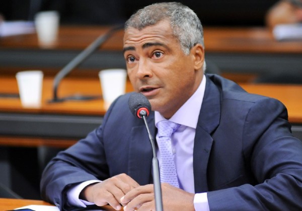 Senador Romário (PL) ‘vira as costas para Bolsonaro’ e apoia candidato de Lula