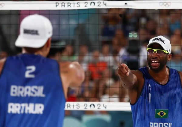 Evandro e Arthur atropelam holandeses e vão às quartas de final no vôlei de praia