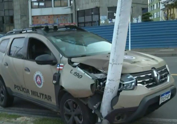 Policial militar passa mal e bate viatura em poste na Barra