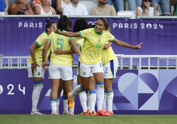 Meninas do futebol vencem a Espanha, avançam à final e já tem prata garantida