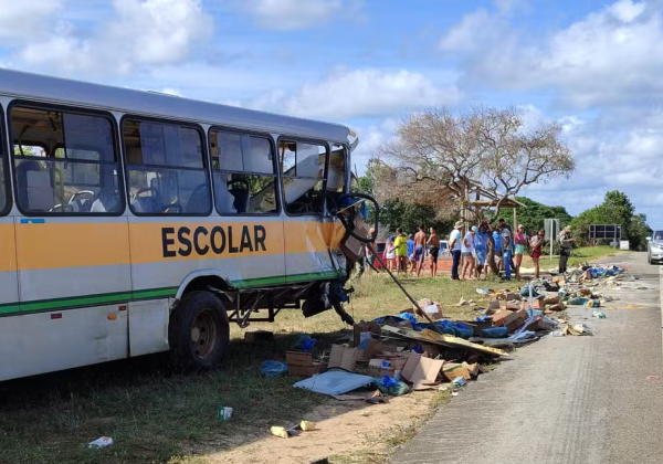 Homem morre e 22 pessoas ficam feridas após acidente entre ônibus escolar e caminhão