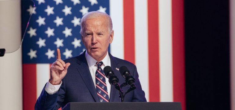 Biden critica Trump por “avalanche de mentiras” sobre furacões