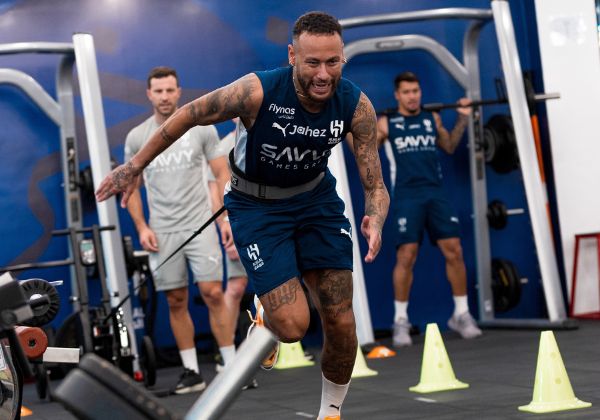 Treinador diz que Neymar está ‘totalmente recuperado’ e planeja retorno do brasileiro