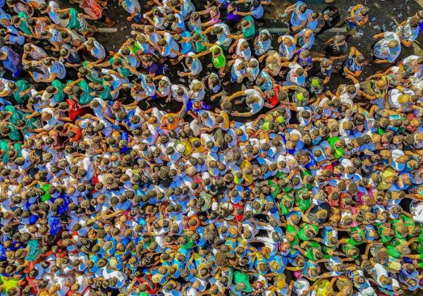 Fiéis lotam ruas de Belém para acompanhar procissão do Círio de Nazaré