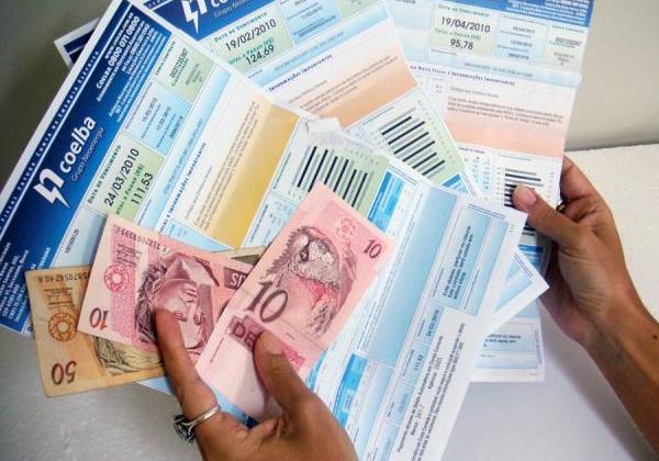 Aneel defende taxa extra na conta de luz após reclamações de ministério