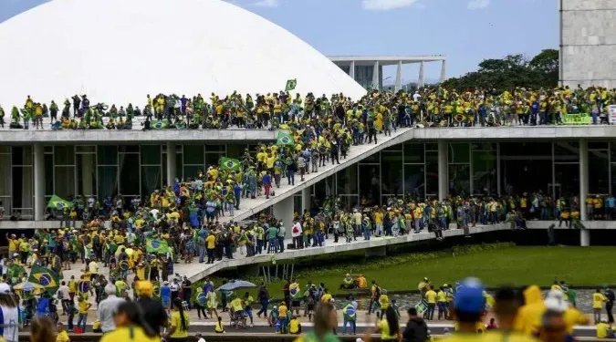 Justiça argentina ordena prisão de foragidos envolvidos no 8 de janeiro