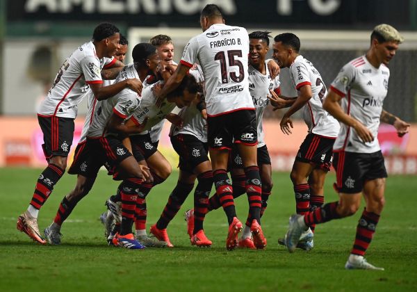 Flamengo vence e Cruzeiro segue atrás do Bahia na tabela do Brasileirão