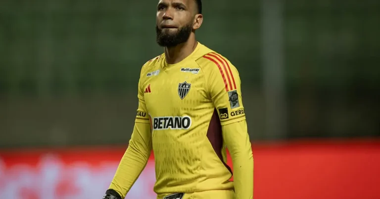 Bahia está interessado no goleiro Everson, mas não deve “fazer loucuras” para contratação