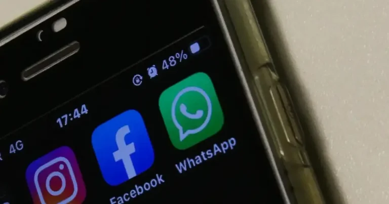 Austrália aprova lei que proíbe acesso às redes sociais por crianças e adolescentes
