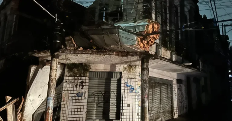 Casarão desaba na Baixa dos Sapateiros, em Salvador