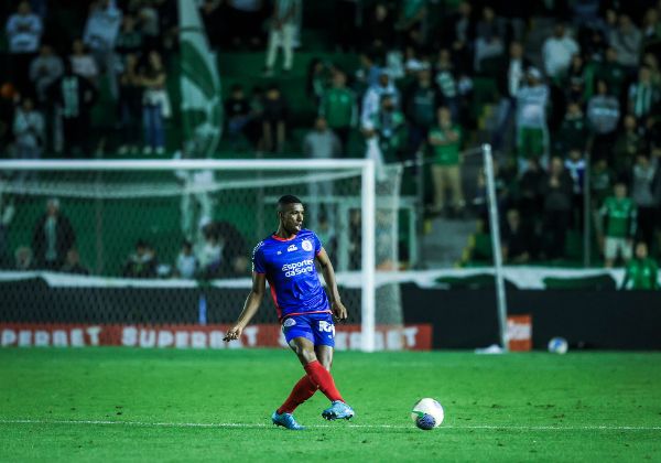 Árbitro justifica cartão amarelo para Kanu ‘por retardar reinício de jogo’