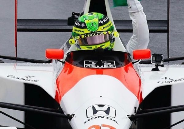 Hamilton emociona em Interlagos ao pilotar McLaren de Senna: ‘Maior honra’