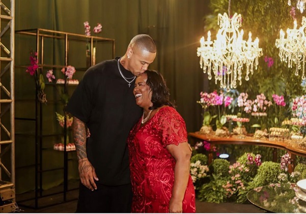 Leo Santana celebra aniversário de 70 anos da mãe: ‘Honrado em ser teu filho’