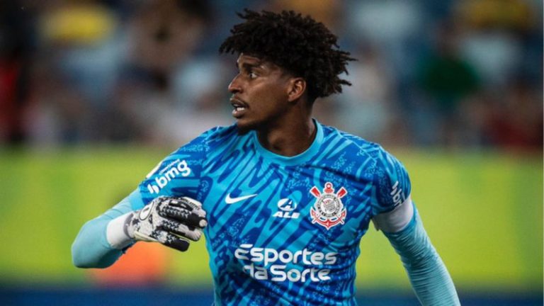 Cobiçado pelo Grupo City, goleiro do Corinthians dispara: “Pouco me importa”