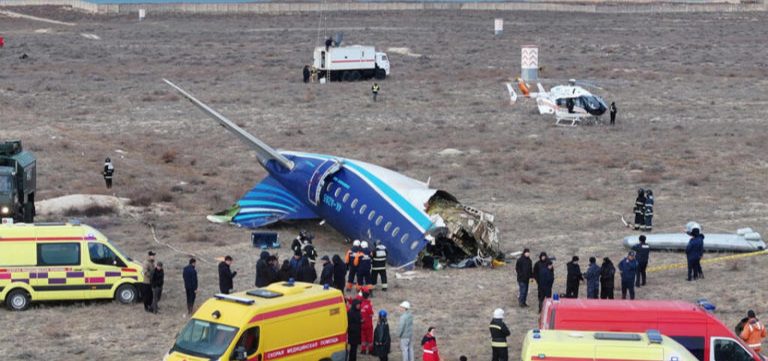 Avião que caiu no Cazaquistão teria sido abatido por defesas aéreas russas