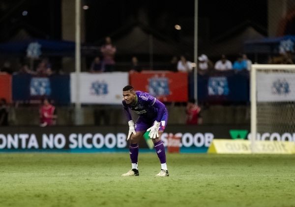 Bahia não vai renovar o contrato do goleiro Adriel, diz site