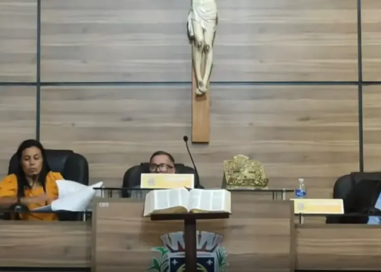 Câmara afasta prefeita de Santo Amaro e abre processo de cassação; presidente da Casa contesta decisão