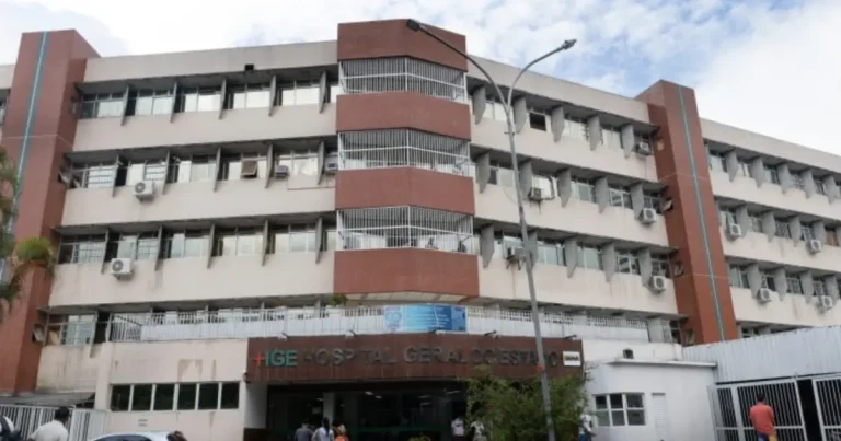TJ-BA convoca juíza para substituir desembargador afastado pelo CNJ por conceder habeas corpus a líder criminoso sexta-feira, 20/12/2024 – 08h20 Por Camila São José  TJ-BA convoca juíza para substituir desembargador afastado pelo CNJ por conceder habeas corpus a líder criminoso Foto: TJ-BA A presidência do Tribunal de Justiça da Bahia (TJ-BA) convocou a juíza substituta de segundo grau, Nartir Dantas Weber, para substituir a partir desta sexta-feira (20) o desembargador Jefferson Alves de Assis.       Conforme decreto publicado hoje no Diário de Justiça Eletrônico (DJE), a convocação é válida até ulterior deliberação.      Jefferson Alves de Assis foi afastado cautelarmente do cargo e proibido de acessar as sedes dos fóruns e corredores do TJ-BA por decisão do corregedor nacional de Justiça, ministro Mauro Campbell. A determinação ocorreu após o desembargador conceder a prisão domiciliar de Cézar Paulo de Morais Ribeiro, empresário acusado de chefiar uma organização criminosa na Bahia e “encomendar a morte” de um homem em Brumado, no sudoeste do estado.      A decisão do desembargador Jefferson foi tomada no dia 2 de dezembro, durante um plantão judiciário. Na ordem, o magistrado autorizou que Cézar Paulo fosse liberado do Conjunto Penal de Salvador, depois da sua defesa alegar que ele precisava de um tratamento cardiológico.        Lira faz despedida no plenário da Câmara e diz que voltará para ‘chão de fábrica’ sexta-feira, 20/12/2024 – 08h20 Por Victoria Azevedo | Folhapress  Lira faz despedida no plenário da Câmara e diz que voltará para ‘chão de fábrica’ Foto: Marina Ramos/Câmara dos Deputados O presidente da Câmara dos Deputados, Arthur Lira (PP-AL), falou em “voltar ao chão de fábrica” num discurso de despedida aos parlamentares, encerrando os quatro anos em que esteve à frente da Casa.    O Congresso entra em recesso no fim de semana e, na volta, em fevereiro, há imediatamente eleição para a presidência da Câmara e do Senado. A fala de Lira ocorreu nesta quinta-feira (19), após os deputados aprovarem o último projeto que estava na pauta.    Ele ouviu discursos elogiosos de parlamentares de diversos partidos, indo do PT ao PL e, ao final, discursou por poucos minutos.    “A gente não encerra nenhum ciclo aqui, a gente sempre se renova, a gente pode voltar de onde eu sempre gostei de atuar. Que é no chão da fábrica, como eu sempre chamo, sem nenhum tipo de problema, como em qualquer outra situação”, disse.    Ainda em sua fala, afirmou que é um admirador da Câmara e a defende “com muita tranquilidade em todos os momentos”, sejam eles bons ou ruins. “Tudo o que ela proporciona ao Brasil, é muito criticada, muito debatida por sua polaridade que às vezes a gente de dentro mesmo faz uma ebulição muito forte. Mas ela é isso, essa diversidade boa.”    Lira não deu sinalizações do que poderá fazer a partir de fevereiro e disse que segue a vida “sem planejar nem criar expectativas”. “É a maneira de o nordestino viver feliz, sem criar expectativas e matando um leão por dia. Ruim é quando tem que matar o mesmo leão todo dia, mas até isso a gente faz”, afirmou.    Nos bastidores, líderes levantam a hipótese de o alagoano assumir um ministério no governo Lula (PT). Em entrevista à Folha, em outubro, ele negou ter tratado com o presidente ou algum ministro do governo sobre a hipótese de ocupar uma pasta na Esplanada após deixar o comando da Casa.    “Todas as vezes que eu conversei com alguém do governo preocupado com o que eu faria depois da presidência, eu disse: ‘Descansar um pouco. É sempre bom, né?'”, disse naquele momento.    O deputado também articula candidatura ao Senado por Alagoas, em 2026.        Nova cirurgia para retirada de tumores de Preta Gil é finalizada após mais de 18 horas de procedimento sexta-feira, 20/12/2024 – 08h15 Por Redação  Preta Gil Foto: Instagram O procedimento cirúrgico ao qual Preta Gil, de 50 anos, foi submetida na última quinta-feira (19), chegou ao fim na madrugada desta sexta-feira (20) após cerca de 18 horas de duração. A cirurgia, realizada no Hospital Sírio-Libanês, em São Paulo, estava marcada para acontecer no último final de semana e precisou ser adiada para quinta.     Por meio das redes sociais, a amiga da artista, Malu Barbosa, comunicou o fim da cirurgia e afirmou que a cantora está se recuperando bem do procedimento. “A cirurgia da Preta acabou, e ela está bem e dormindo! Estamos aqui com ela e mais tarde voltamos com calma com mais informações! Ela é muito guerreira e venceu mais essa!”, afirmou.     Segundo Preta, o novo procedimento foi uma recomendação dos médicos que tratam ela no Brasil. A artista pode se mudar para os Estados Unidos para dar continuidade ao tratamento fora do país. A decisão também foi tomada após uma nova consulta com oncologistas.     “A gente sabe que existe a possibilidade real de que eu faça a quimioterapia depois [da cirurgia] aqui e a terapia que eu fiz lá no Brasil não foi tão eficaz como os médicos esperavam e eu também. A gente tem que buscar alternativas em países diferentes, com tipos de estudos diferentes, ensaios diferentes ainda não publicados ou publicados, drogas que ainda não chegaram ao Brasil.”       Terceiro Turno: Operação Overclean escancara desvios de emendas e movimenta bastidores da política sexta-feira, 20/12/2024 – 08h10 Por Redação  Terceiro Turno: Operação Overclean escancara desvios de emendas e movimenta bastidores da política Arte: Igor Barreto / Bahia Notícias A última semana foi marcada por um terremoto na política e nas gestões municipais. A “Operação Overclean”, que apura desvios de emendas parlamentares no DNOCS cumpriu mandados nas sedes de empresas investigadas no esquema criminoso por fraude em licitações, corrupção e lavagem de dinheiro. Entre os alvos da operação estão empresários, servidores e ex-dirigentes de órgãos públicos. As empresas são controladas pelos líderes da organização criminosa ou utilizadas como “fachada” para ocultar a origem ilícita dos recursos desviados dos cofres públicos.     Segundo decisão da Justiça Federal, obtida pelo Bahia Notícias, a organização criminosa atuava fraudando e direcionando procedimentos licitatórios em favor das empresas controladas por seus líderes, alvos da ação da PF, utilizando empresas fantasmas, superfaturamento de contratos e pagamento de propinas a servidores públicos.     Mas, qual o impacto dessa operação na política baiana? Como o esquema descortinado pela PF pode ampliar ainda mais as investigações sobre as prefeituras do estado? Ainda podem ter outros investigados? Quem terá que prestar esclarecimentos? É isso que o Terceiro Turno debate nesta semana.     Com edição de Igor Barreto, o podcast está disponível no nosso site todas as sextas-feiras, sempre às 8h10, e nas principais plataformas de streaming: Spotify, Deezer, Apple Podcasts, Google Podcasts, Castbox e TuneIn.         Médica e filha de 10 anos são baleadas em tentativa de assalto em Salvador