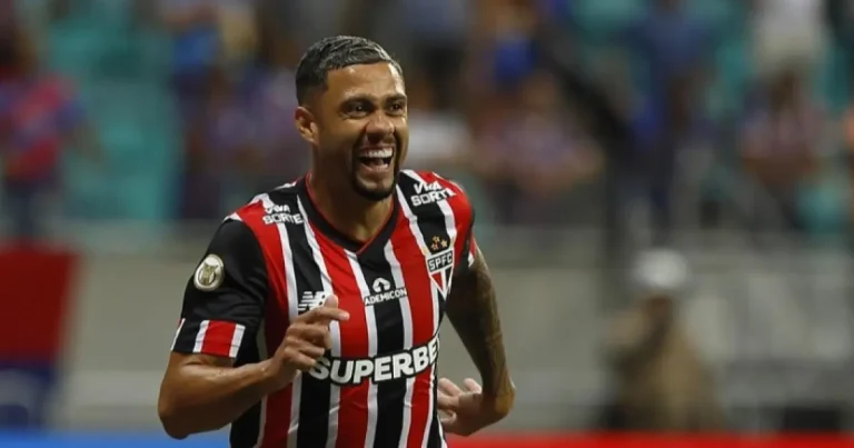 Após negar acerto, Wellington Rato assina com o Vitória