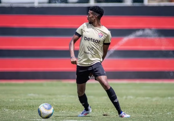 Vitória renova contrato com volante Willian Oliveira até 2025